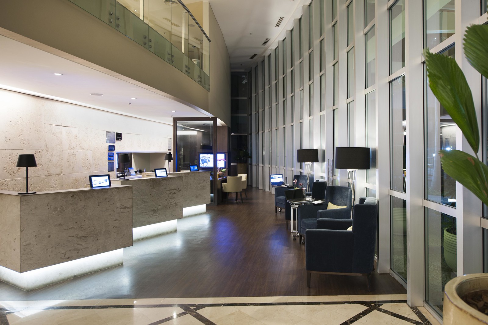 Recepção do Radisson Vila Olímpia, fotografada por Rocio
